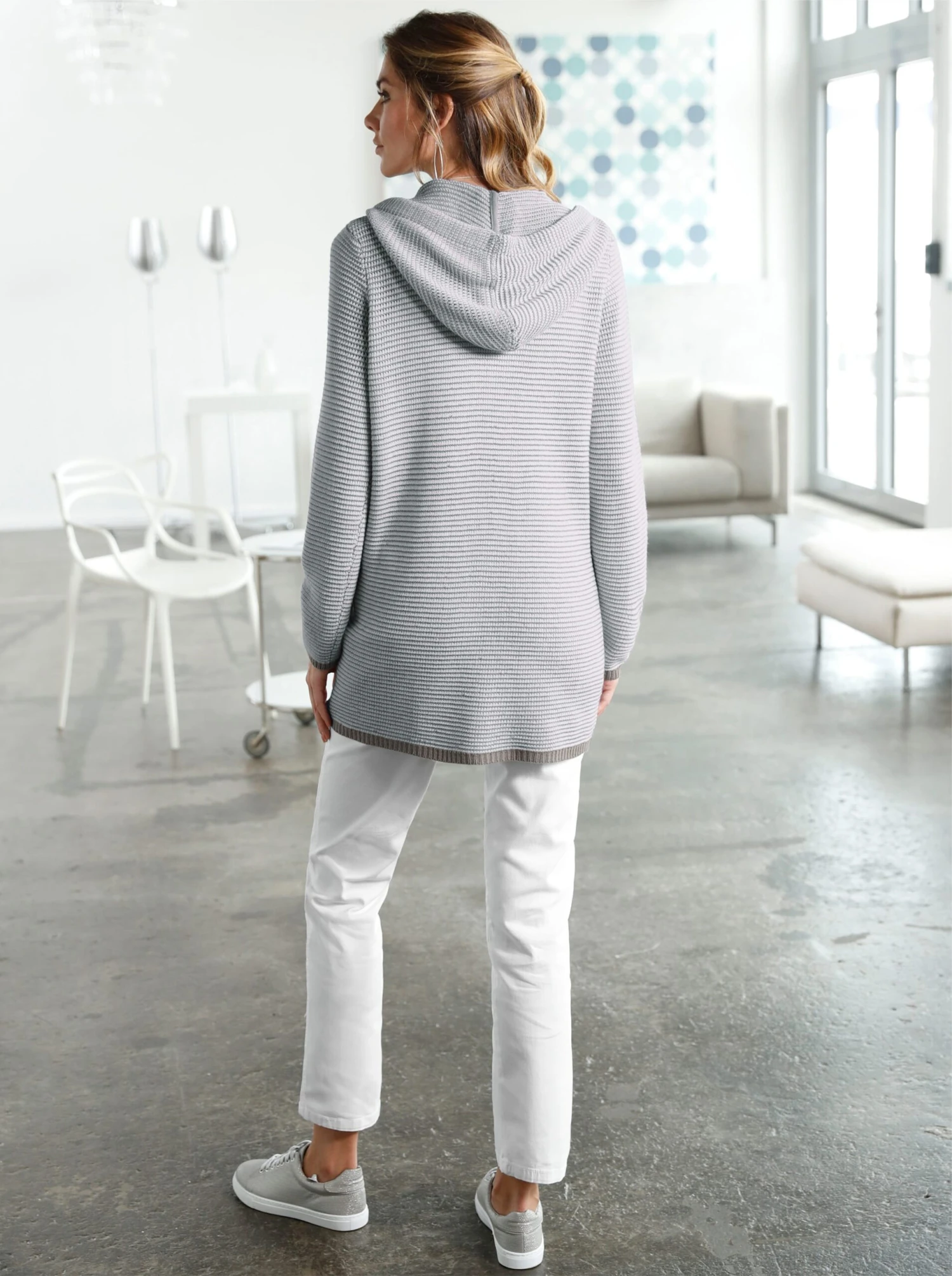 Kapuzenstrickjacke - Grau-geringelt – Bild 2